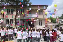 Kanseri yenip okuluna dönen Yiğit balonlarla karşılandı