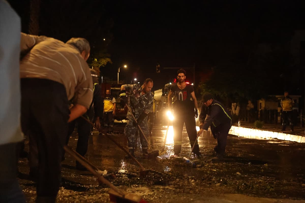 İsrail'in hedefi olan Suriye'de enkaz kaldırma çalışmaları sürüyor