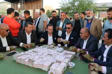 Aşiret düğününde 2 kilo altın ve 6,5 TL takıldı