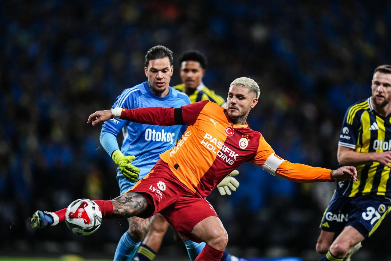 Süper Lig'de şampiyonluk yarışı kızıştı: Fenerbahçe liderlik peşinde, Galatasaray derbi öncesi avantaj arıyor