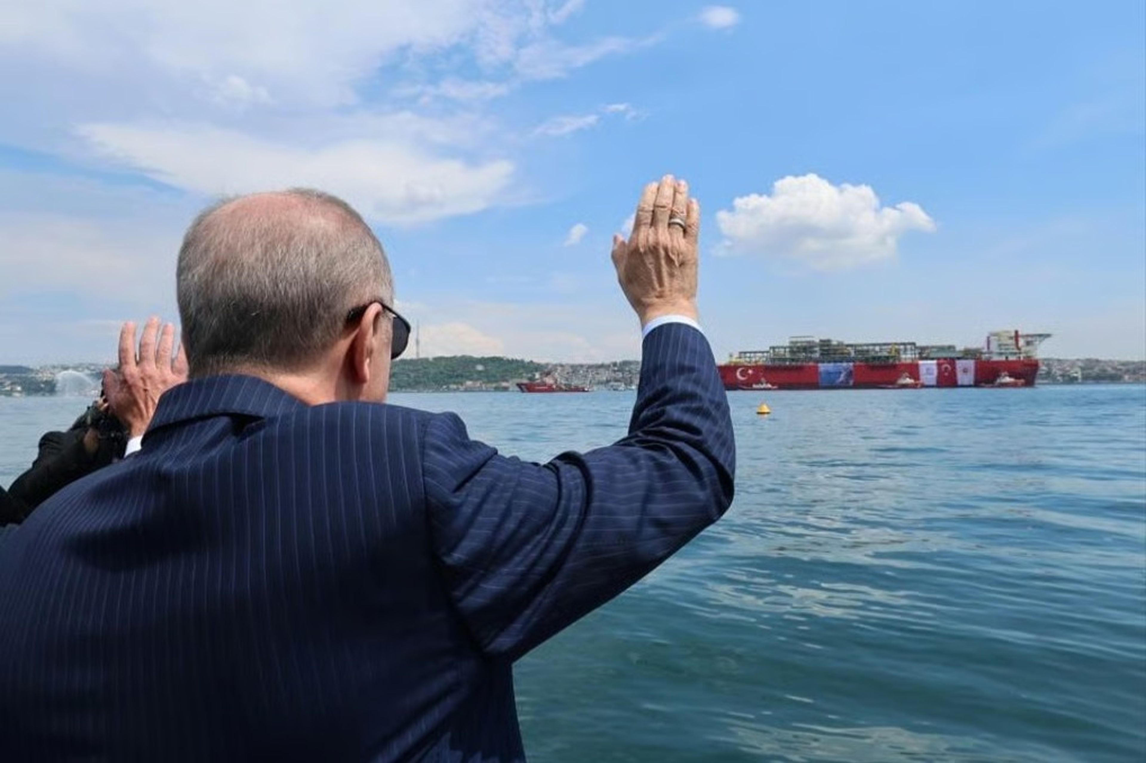 Cumhurbaşkanı Türkiye'nin ilk yüzer doğal gaz üretim platformu Osman Gazi'yi uğurladı