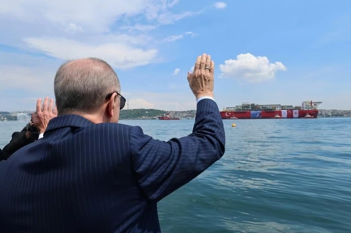 Cumhurbaşkanı Türkiye'nin ilk yüzer doğal gaz üretim platformu Osman Gazi'yi uğurladı
