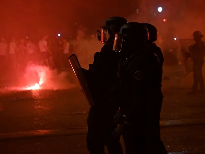 Paris'te şampiyonluk kutlamalarında olaylar çıktı