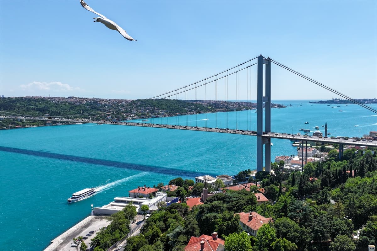 İstanbul Boğazı'nın turkuaz rengi büyüledi