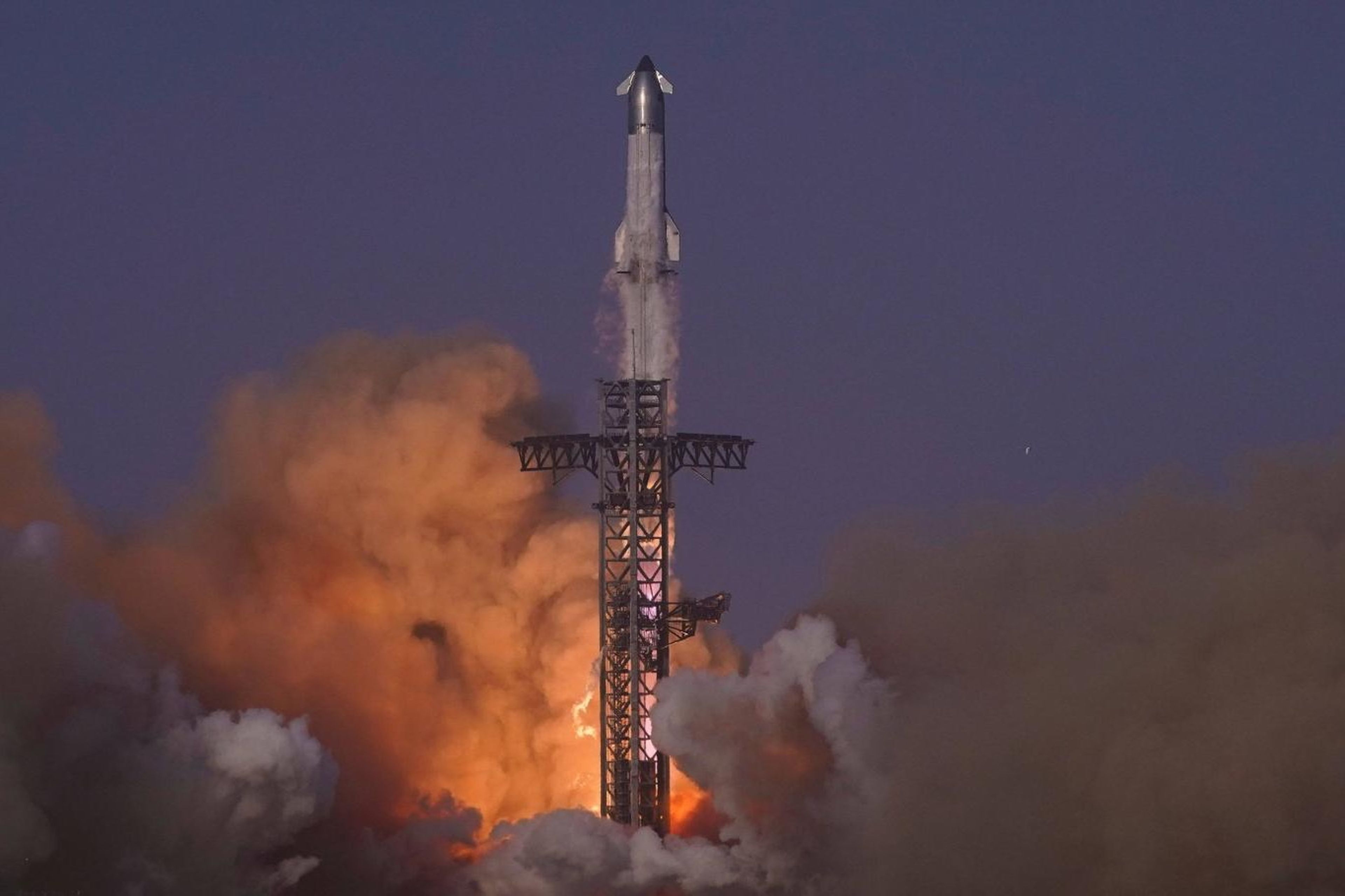 SpaceX dünyanın en büyük roketinin tasarımını değiştirdi