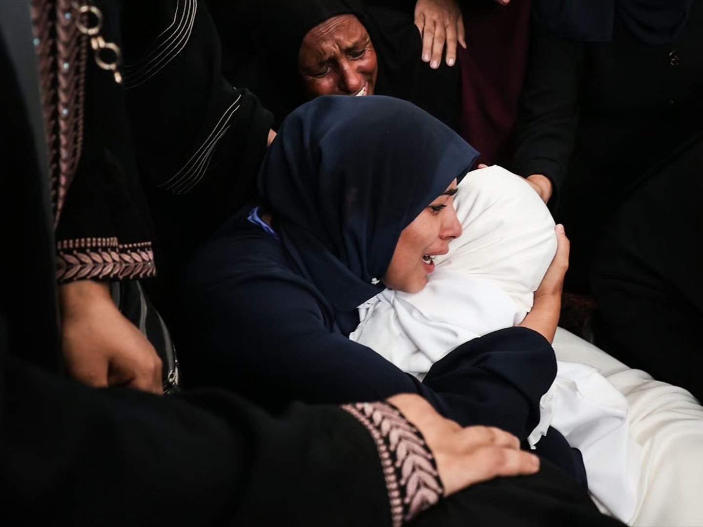 İsrail zorla yerinden ettiği sivilleri hedef aldı