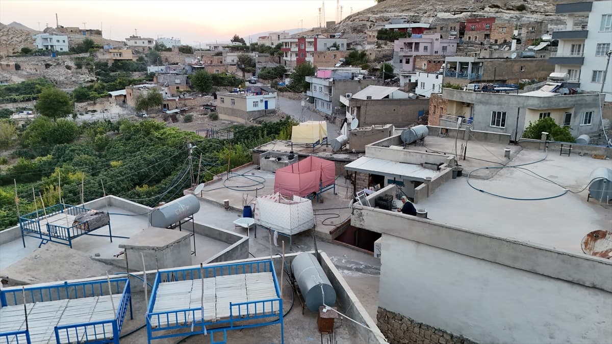 Mardin ve Batman'da sıcaklardan damda uyuyarak korunuyorlar