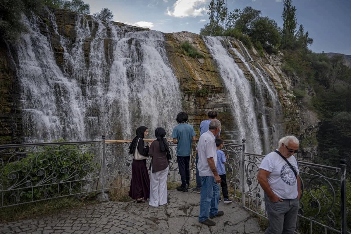 Tortum Şelalesi ziyaretçilerini ağırlıyor
