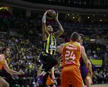 Basketbolda Avrupa mesaisi: Fenerbahçe play-off yolunda gülerken Anadolu Efes play-in şansını zora soktu