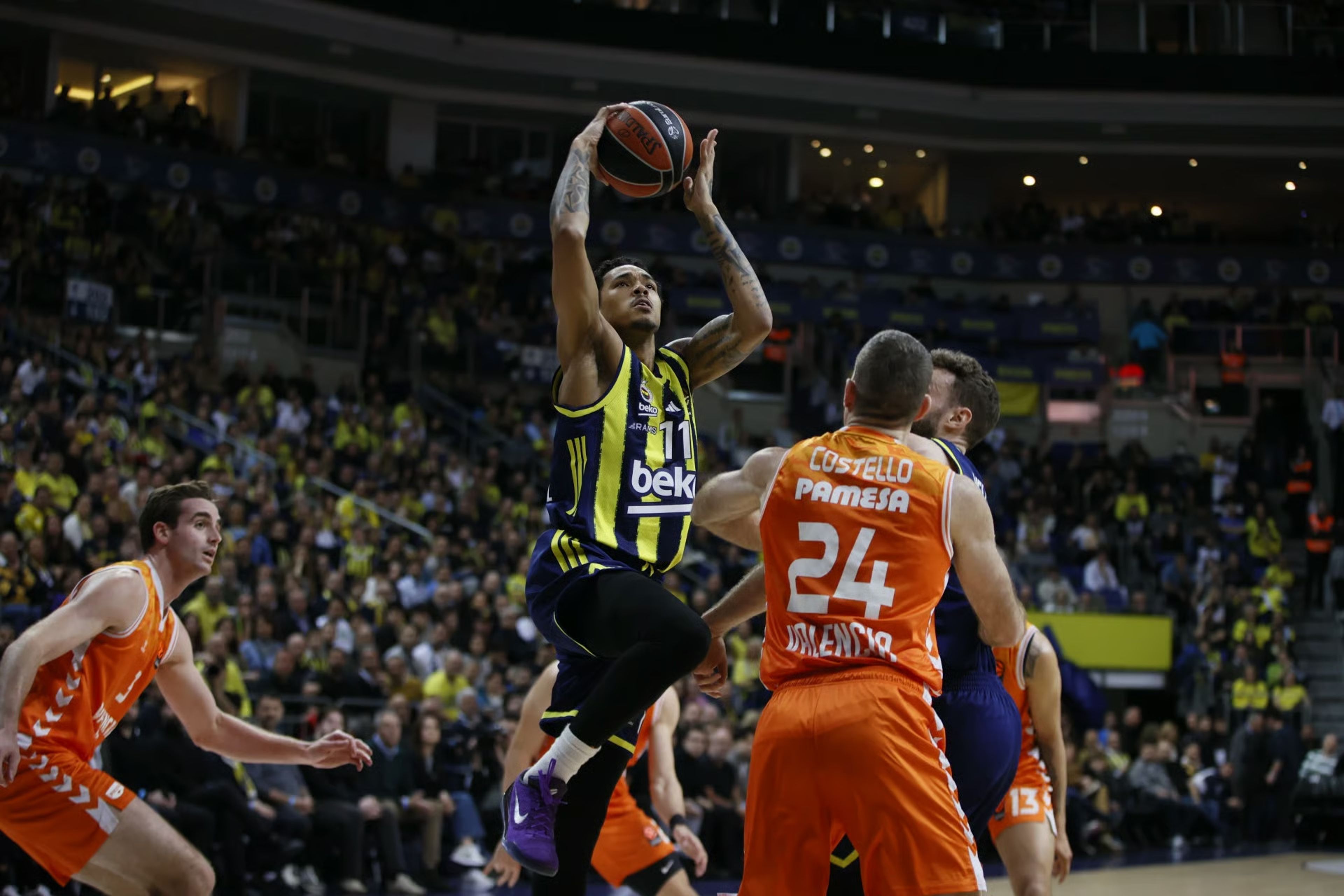 Basketbolda Avrupa mesaisi: Fenerbahçe play-off yolunda gülerken Anadolu Efes play-in şansını zora soktu