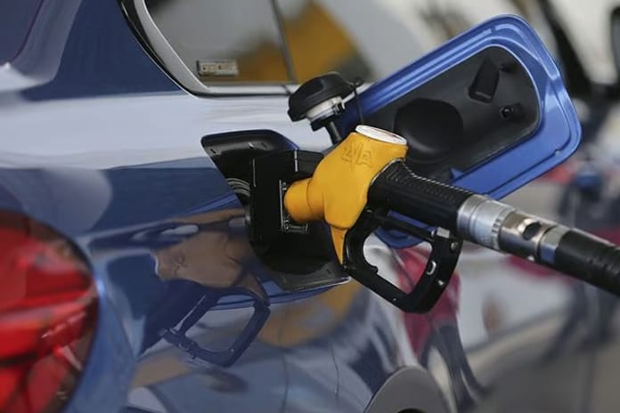 Brent petrol son 5,5 ayın dibini gördü: Benzine indirim yolda