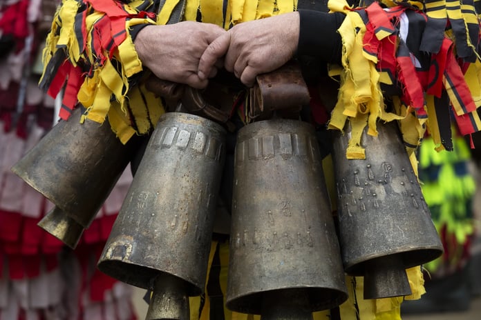 Kötü ruhları kovan ağır çanların ritmi