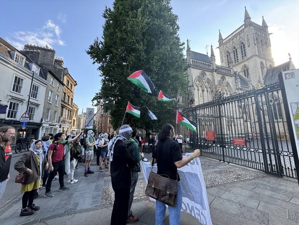 Cambridge öğrencileri İsrail'le ilişkilerin kesilmesi talebiyle eylem başlattı
