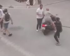 Tartıştığı adama sopayla saldırınca meydan dayağı yedi