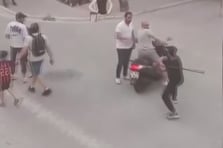 Tartıştığı adama sopayla saldırınca meydan dayağı yedi