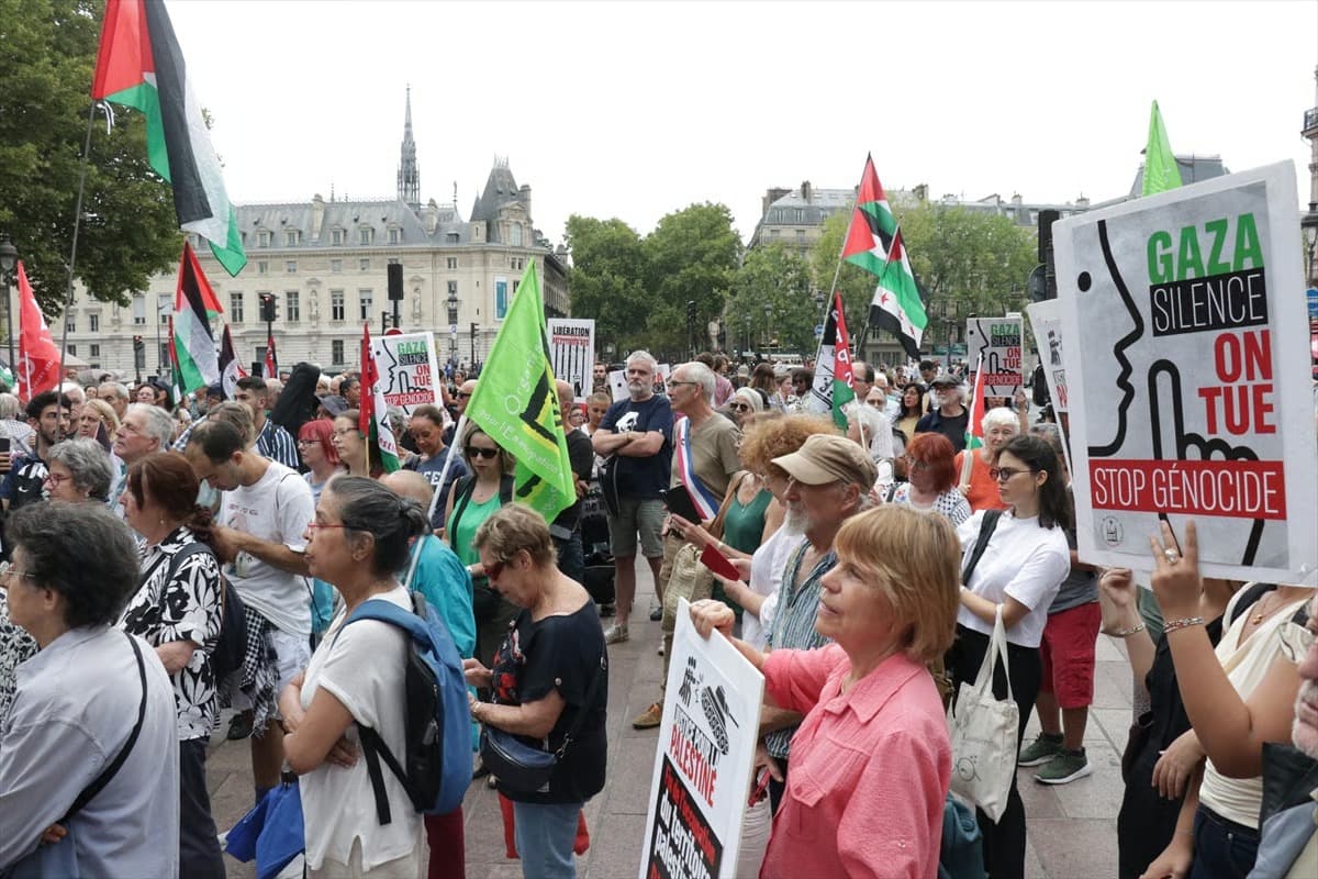 Paris'te vicdan sahibi aktivistler Gazze'deki açlığa isyan etti