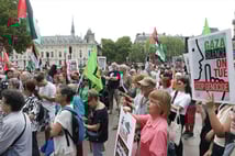 Paris'te vicdan sahibi aktivistler Gazze'deki açlığa isyan etti