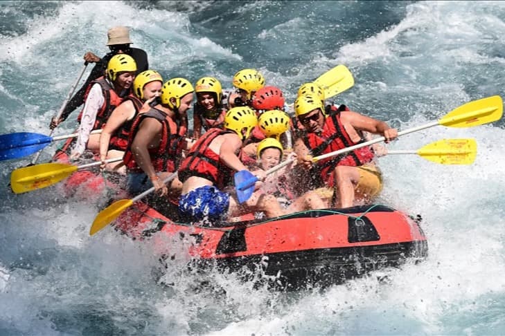 Antalya'daki bir mahallelinin geçim kaynağı rafting oldu