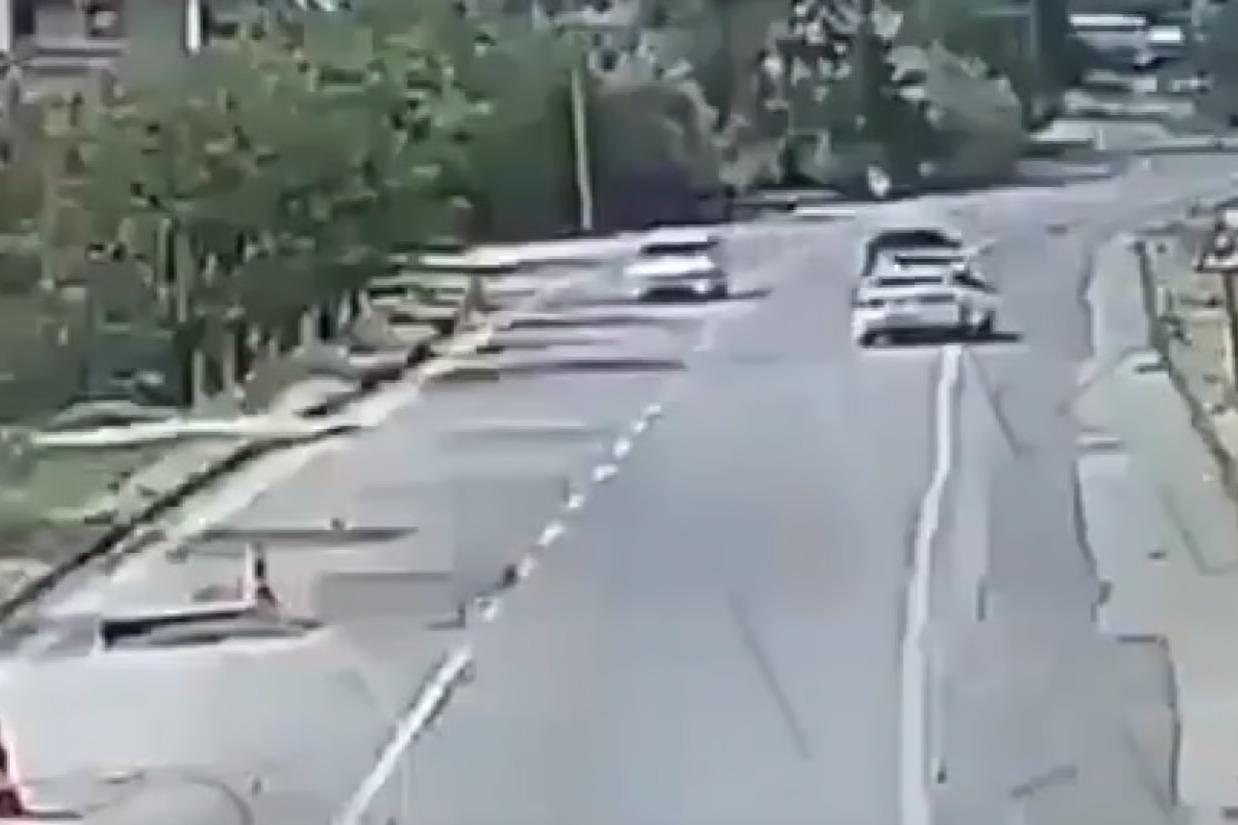 İki otomobil kafa kafaya çarpıştı
