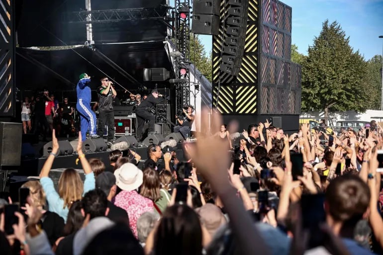 İrlandalı rap grubu "Kneecap" Paris'te konser düzenledi. (AFP)