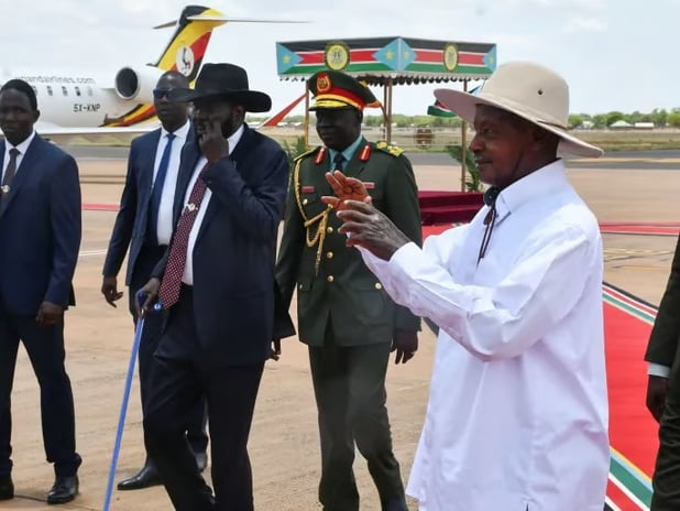 Güney Sudan ve Uganda orduları sınırda çatıştı