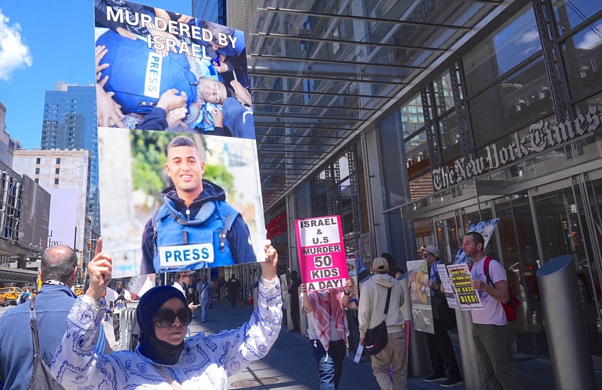 New York Times'ın önünde Gazze için haykırdılar