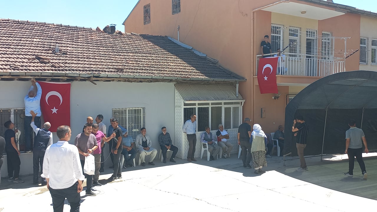 Şehitlerimizin baba evine Türk Bayrağı asıldı