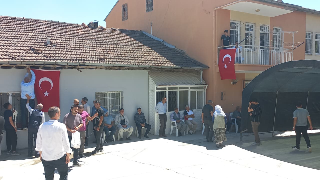 Şehitlerimizin baba evine Türk Bayrağı asıldı