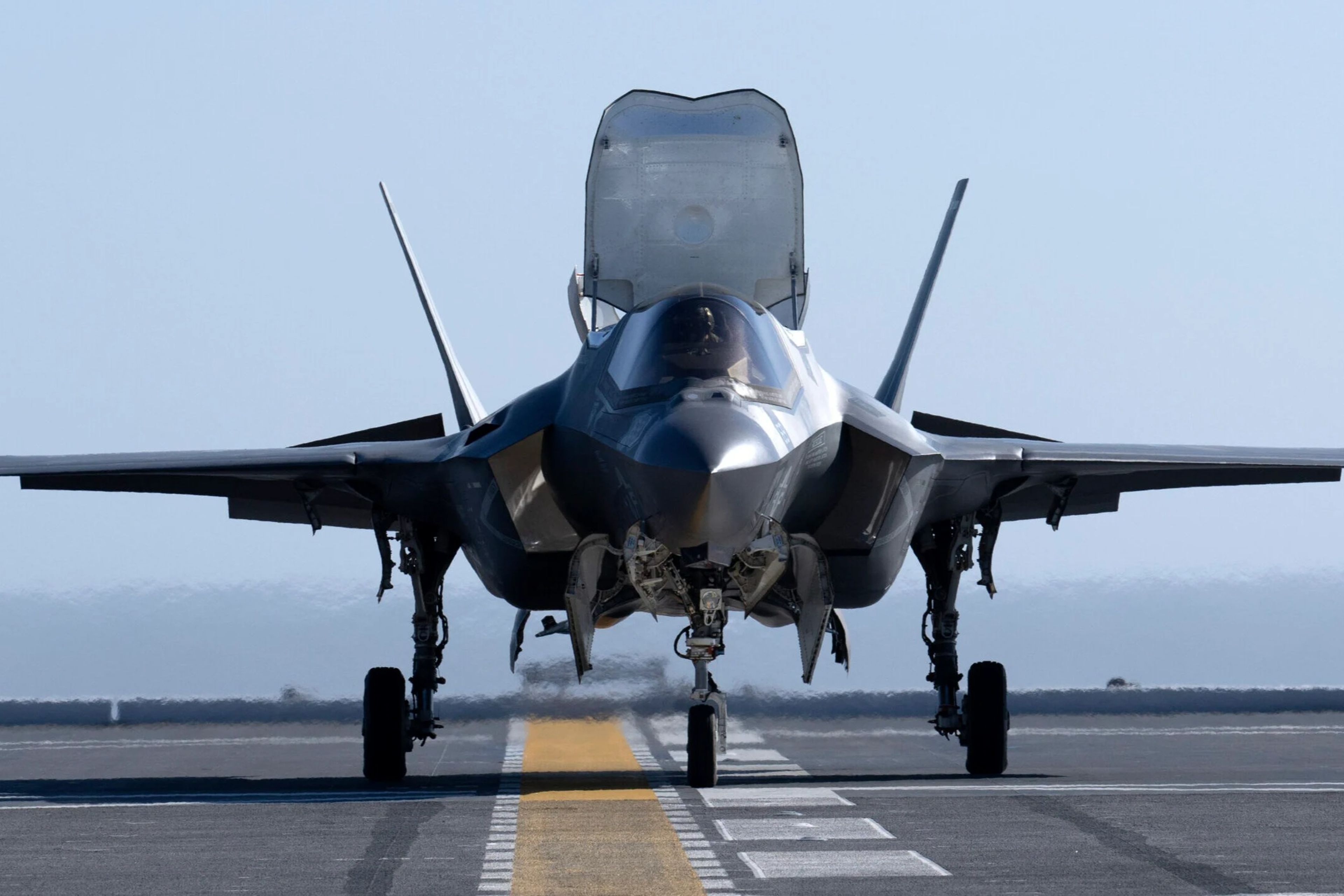 F-35C savaş uçağı Lemoore deniz hava üssü yakınlarında düştü
