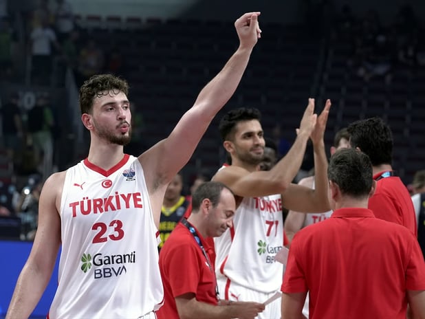 12 Dev Adam'dan geri dönüş zaferi: A Milli Basketbol Takımı, çeyrek final biletini aldı
