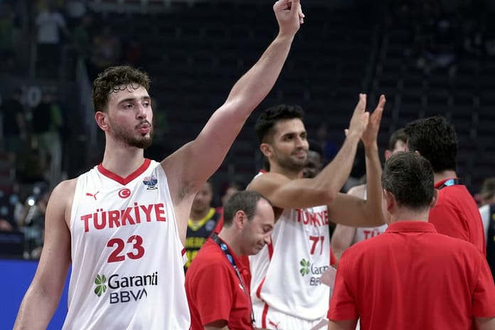 12 Dev Adam'dan geri dönüş zaferi: A Milli Basketbol Takımı, çeyrek final biletini aldı