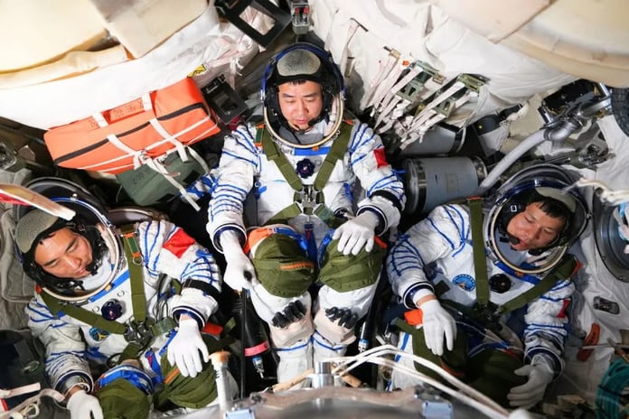 Çin'in uzay istasyonundaki taykonot ekibi Dünya'ya döndü