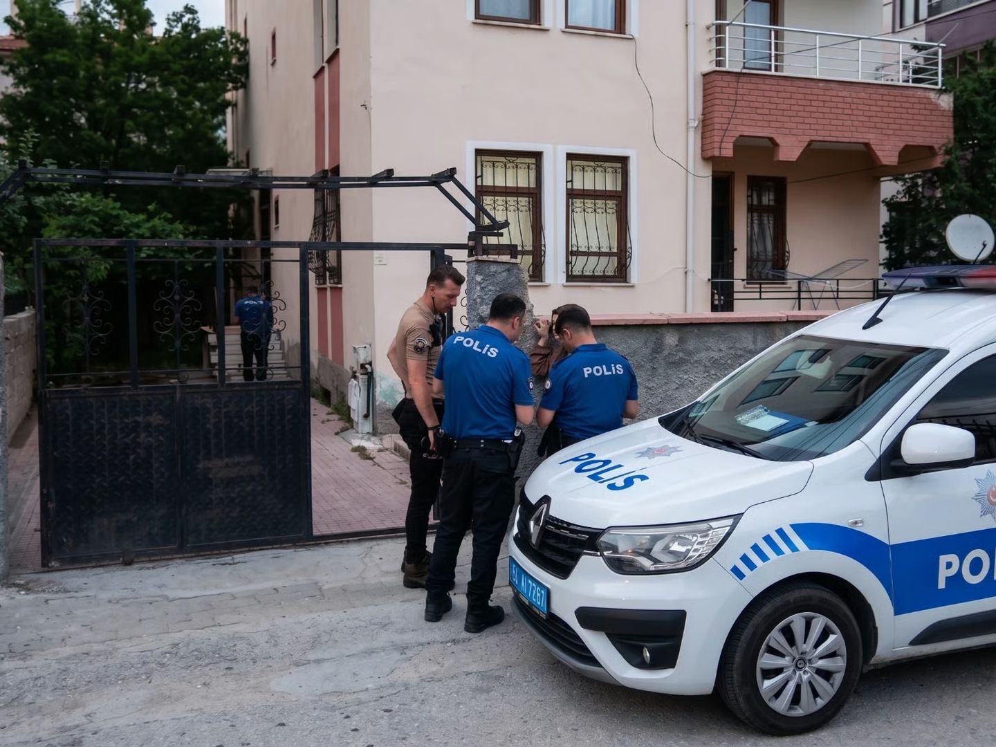 Uzaklaştırma kararı da durduramadı: Çocuklarının gözü önünde boynundan bıçakladı!