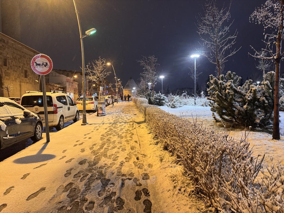 Bahar beklerken kış geri döndü: Erzurum beyaza büründü