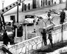 Tarihte Bugün: Berlin Duvarı örüldü