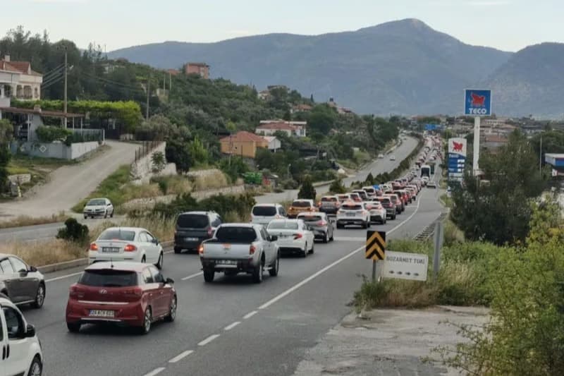 Kuyruğun başı var sonu yok! Muğla'ya tatilci akını: Tam 22 kilometre 