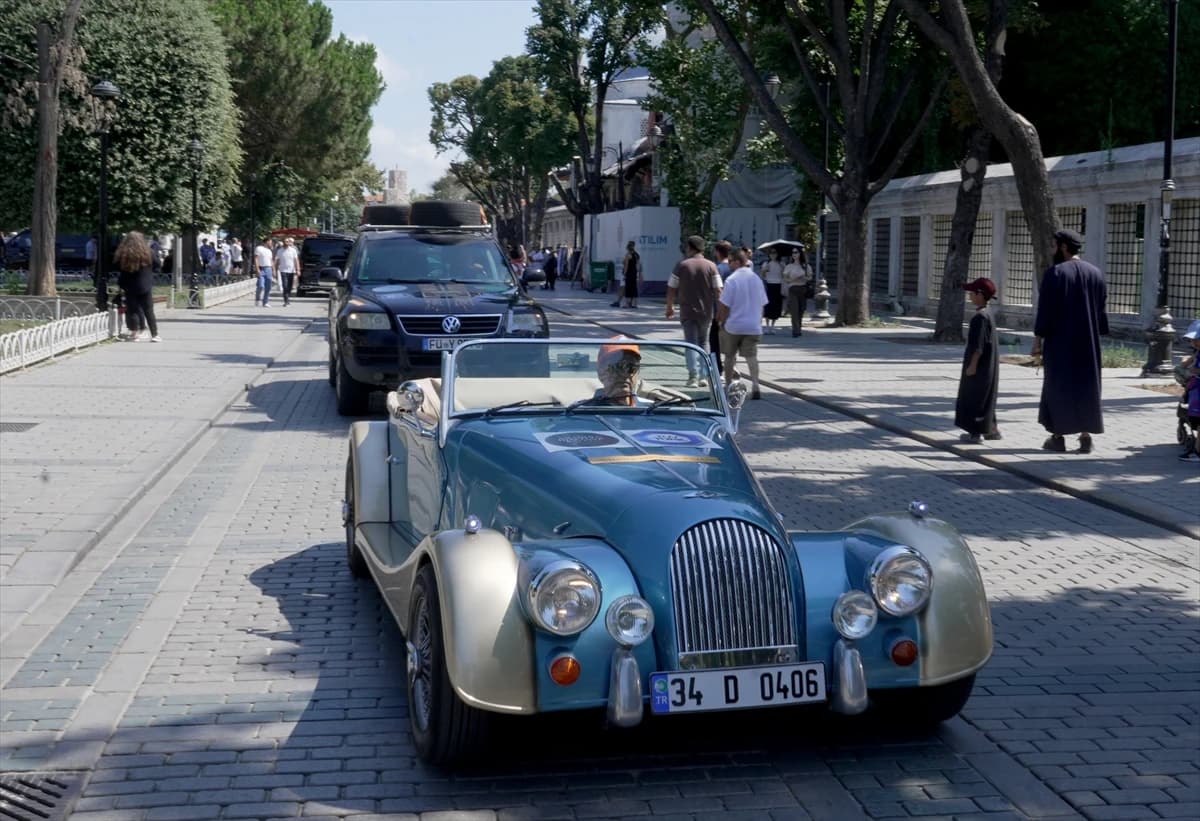 Sultanahmet Meydanı zamana meydana okuyan otomobillerle süslendi