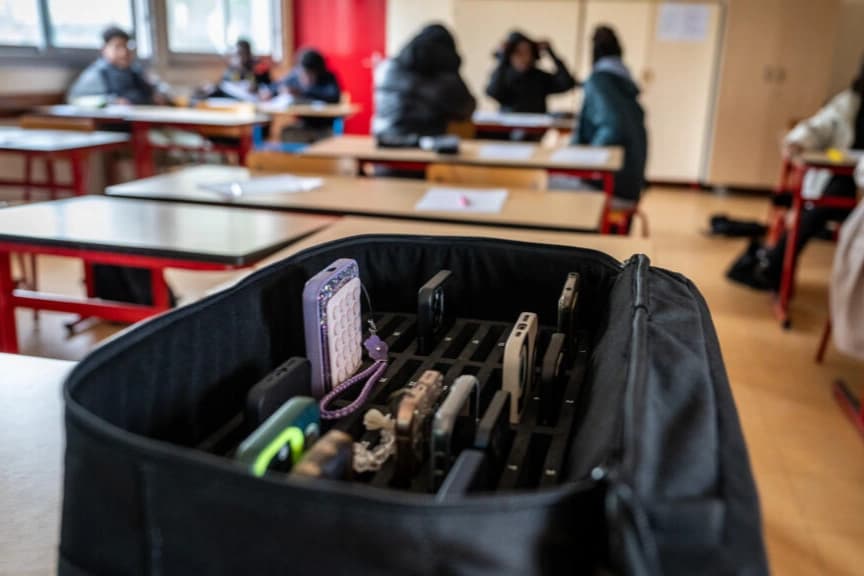 Fransa liselerde cep telefonu kullanımını yasaklıyor: Yeni eğitim-öğretim yılında yürürlüğe girecek