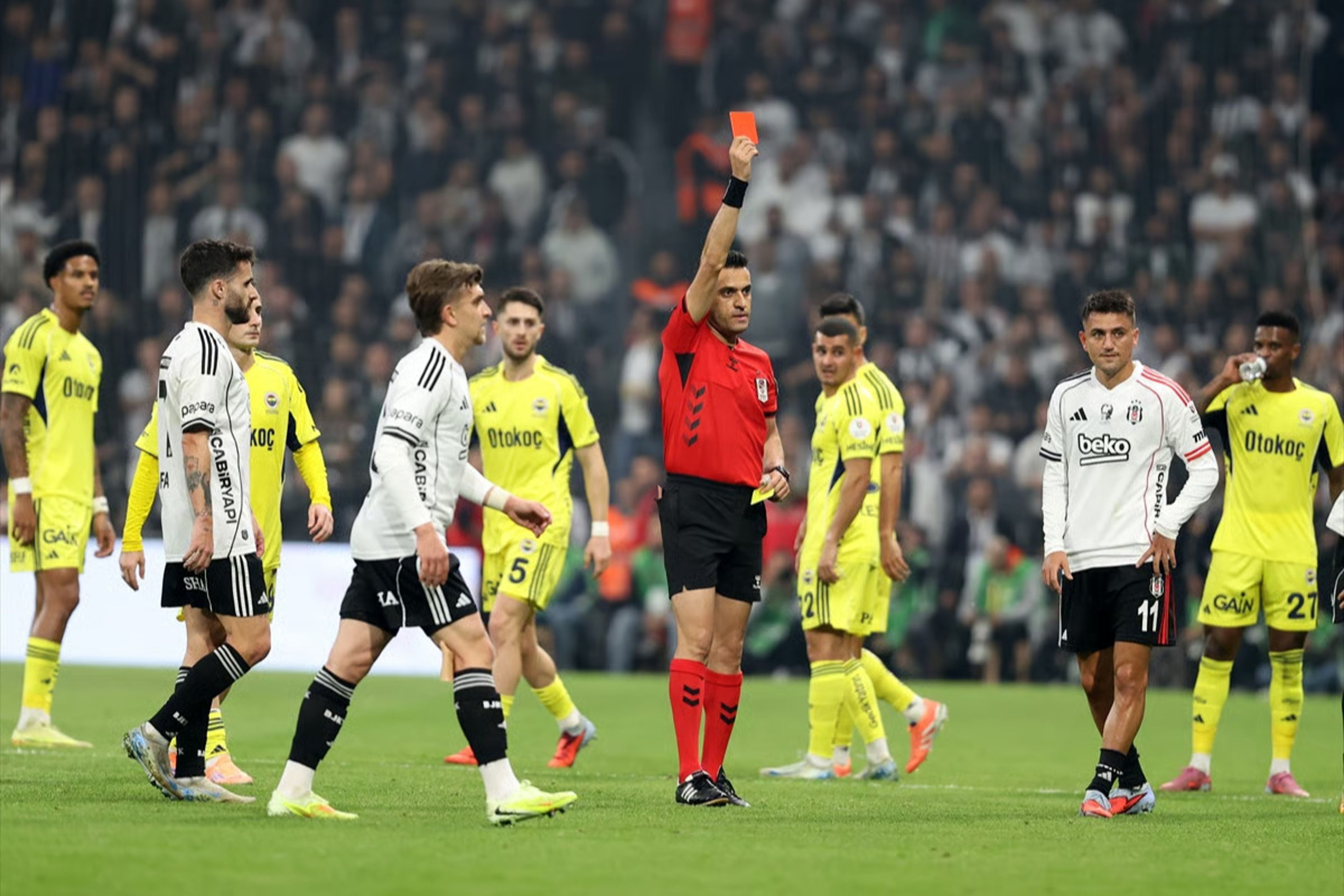 Süper Lig'de 11. hafta görünümü: Derbi zaferi zirveyi salladı