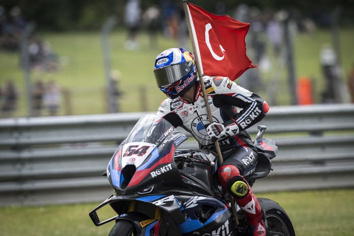 Milli motosikletçi Toprak Razgatlıoğlu Çekya'da saliselik farkla ikinci oldu