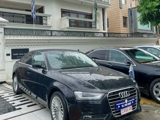 Hindistan'da hayali devletin sahte büyükelçisi villadan çıktı