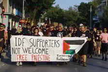 Yunan aktivistler İsraillileri taşıyan gemiyi protesto etti