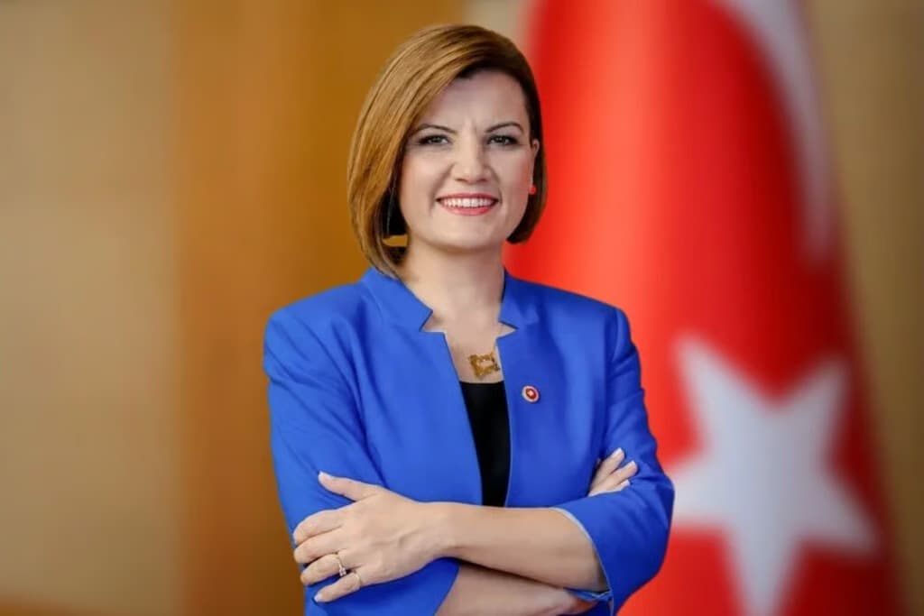 İzmit Belediye Başkanı Fatma Kaplan Hürriyet görevden uzaklaştırıldı