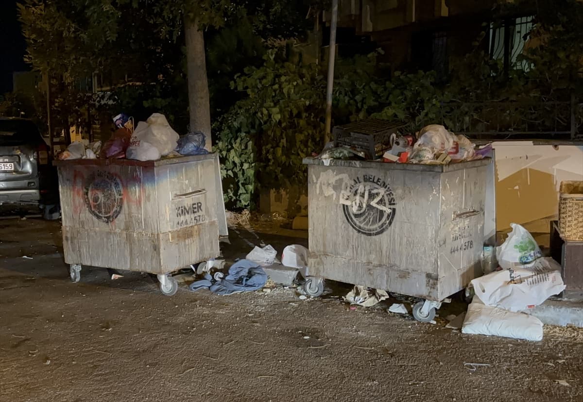 Kartal Belediyesi'nde temizlik işçileri maaşları ödenmediği için iş yavaşlattı