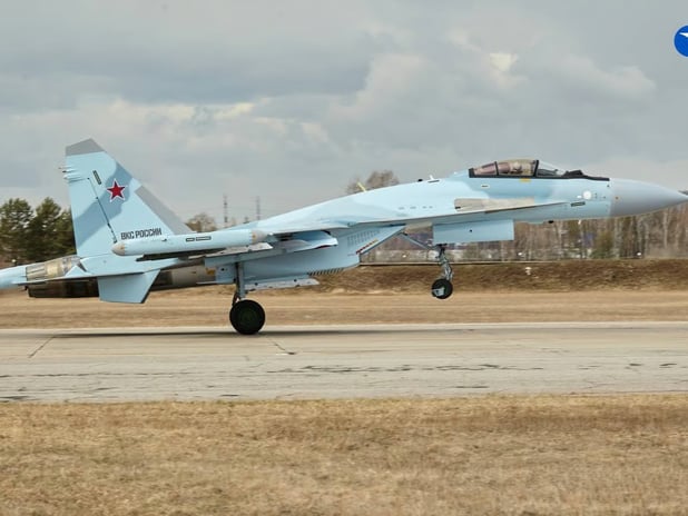 Rusya'ya yeni Su-35 savaş uçakları teslim edildi