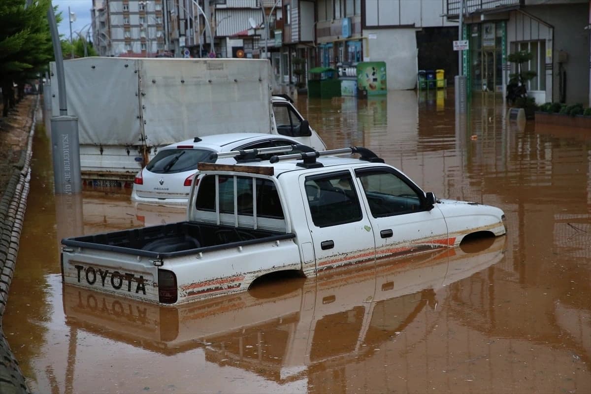 Rize'de sağanak hayatı olumsuz etkiledi