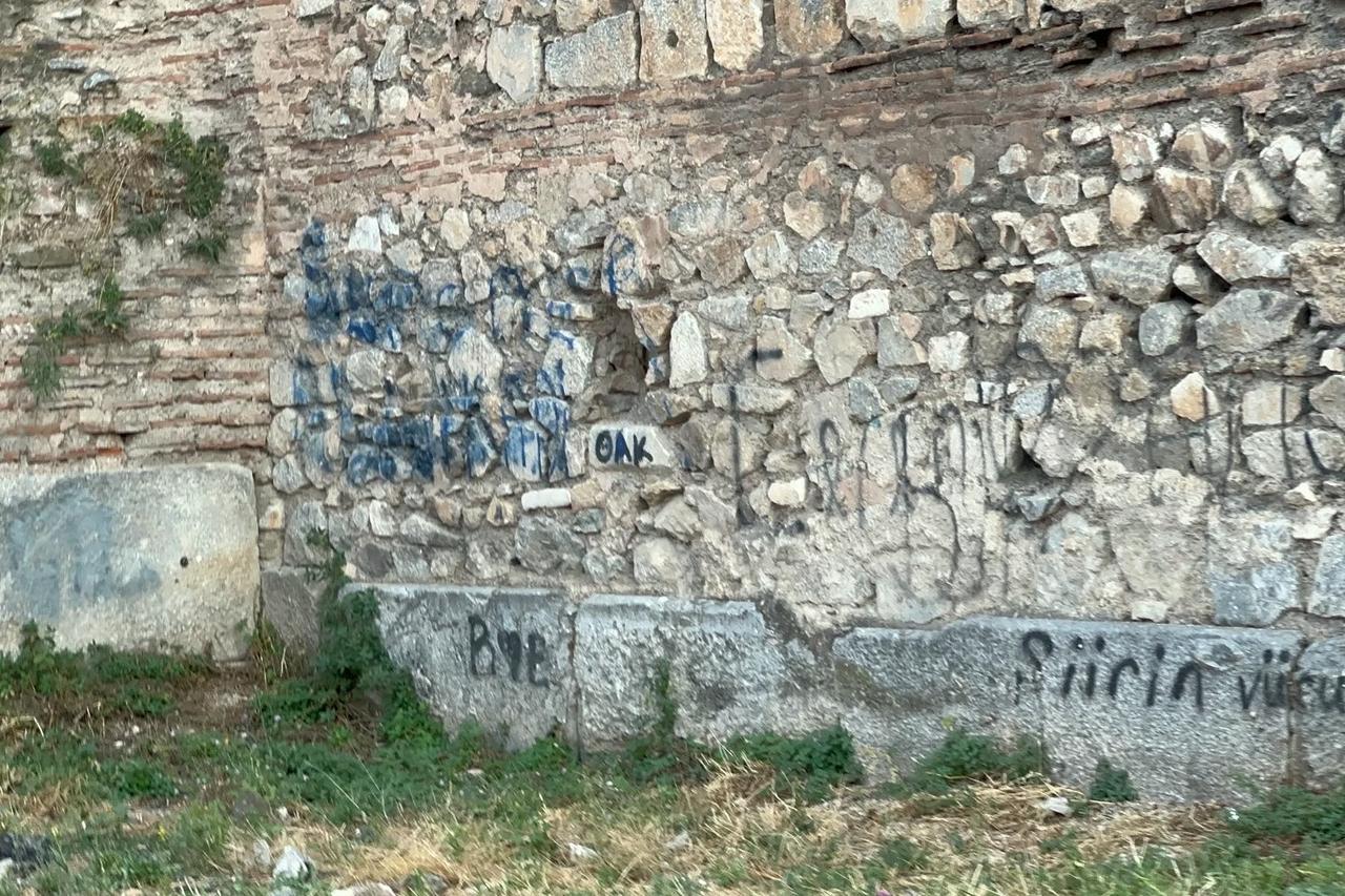 İznik’te tarihi surlara sprey boyayla zarar verdiler