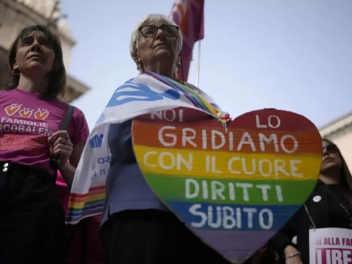 İtalya'da Anayasa Mahkemesi'nden LGBT ailelere babalık izni