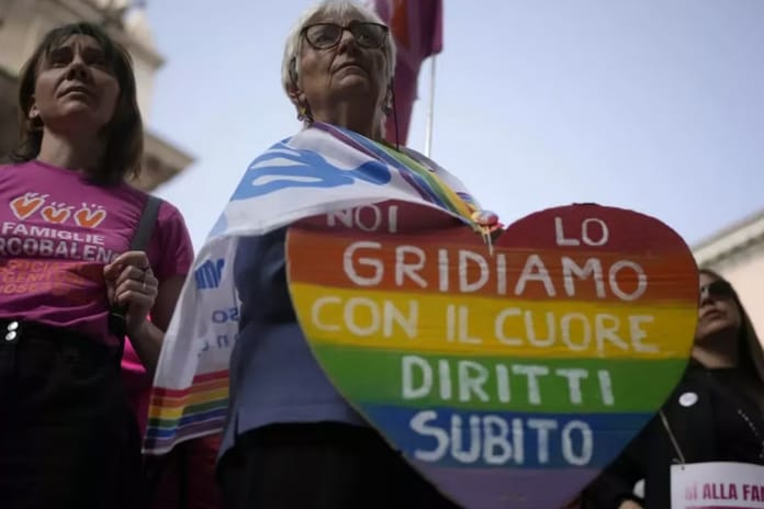 İtalya'da Anayasa Mahkemesi'nden LGBT ailelere babalık izni