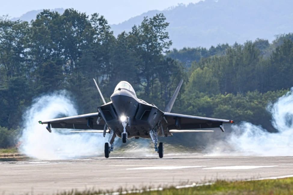 Güney Kore, ilk KF-21 Boramae savaş uçağını teslim aldı